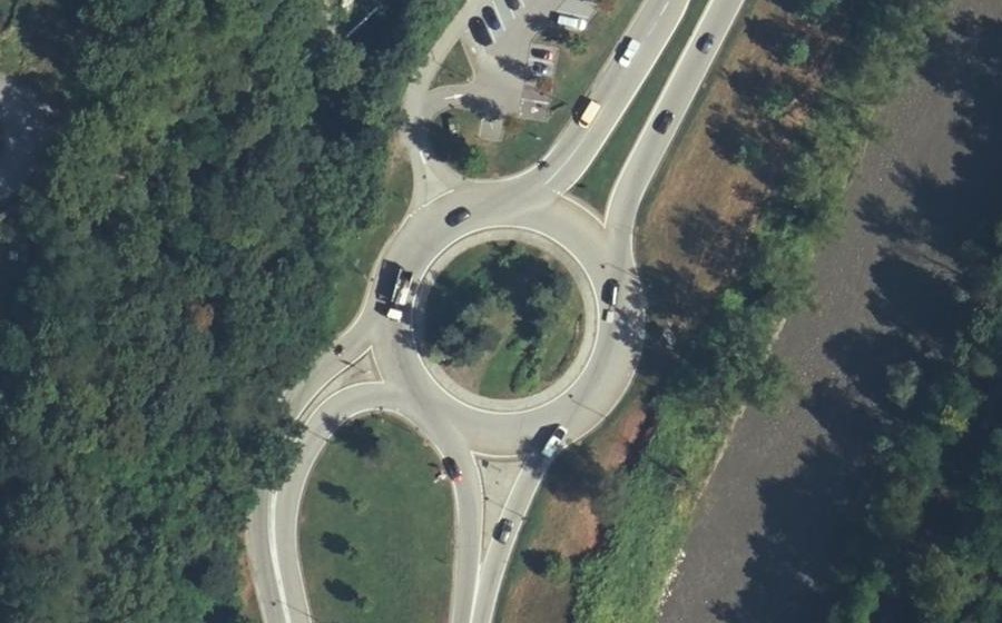 Vue aérienne du Rond-point anonyme n°175229126
