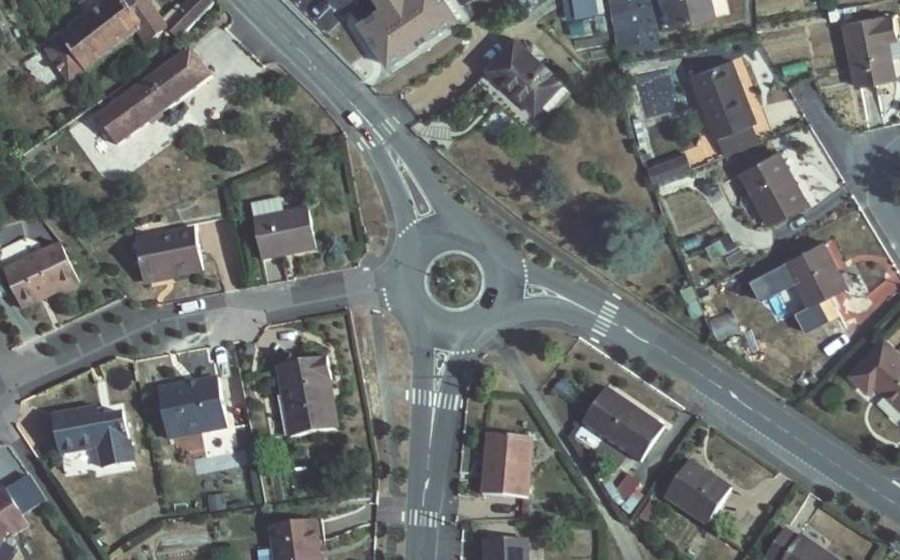 Vue aérienne du Rond-point anonyme n°175290762