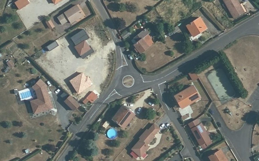 Vue aérienne du Rond-point anonyme n°175329560