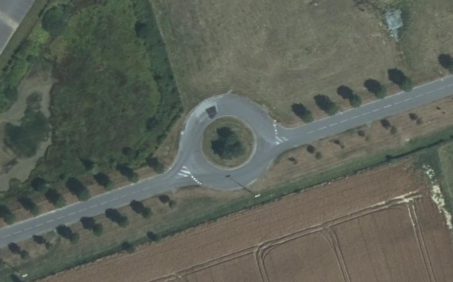 Vue aérienne du Rond-point anonyme n°175407332