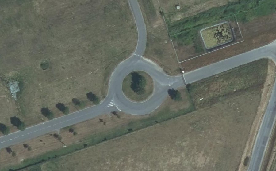 Vue aérienne du Rond-point anonyme n°175407335