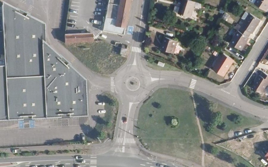 Vue aérienne du Rond-point anonyme n°175410238
