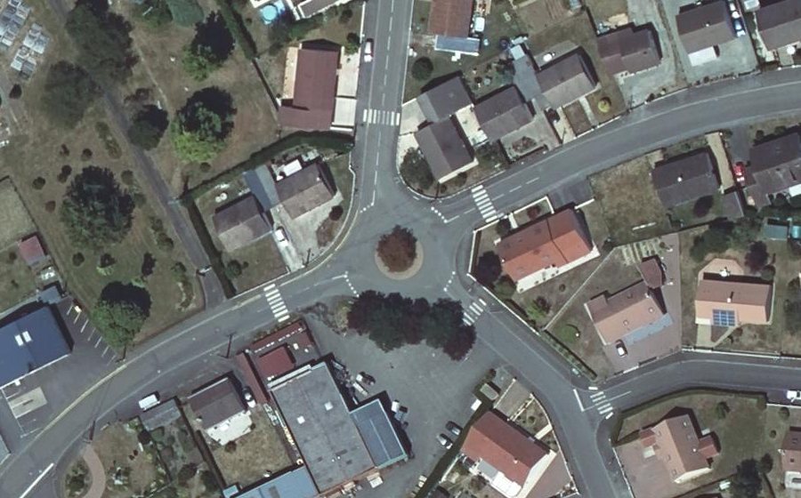 Vue aérienne du Rond-point anonyme n°175418470