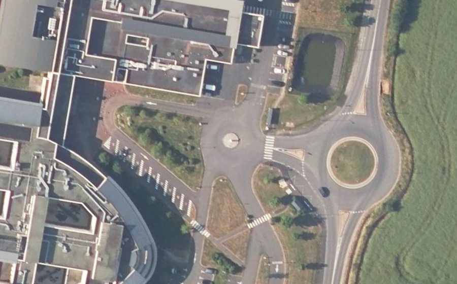 Vue aérienne du Rond-point anonyme n°175423101