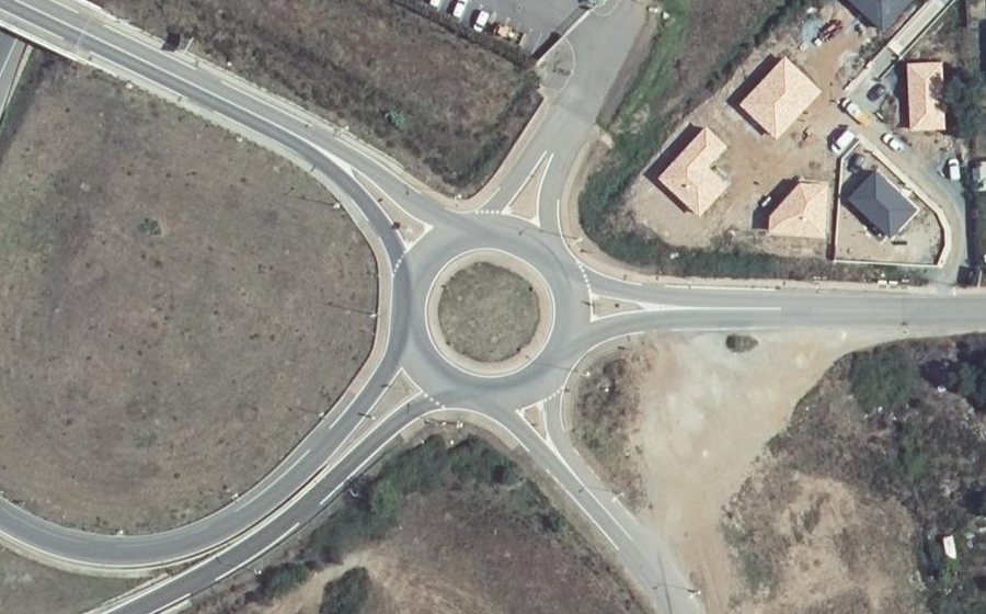 Vue aérienne du Rond-point anonyme n°175434867