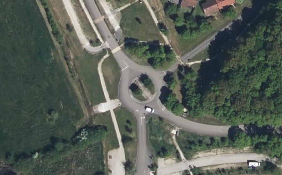 Vue aérienne du Rond-point anonyme n°175512487