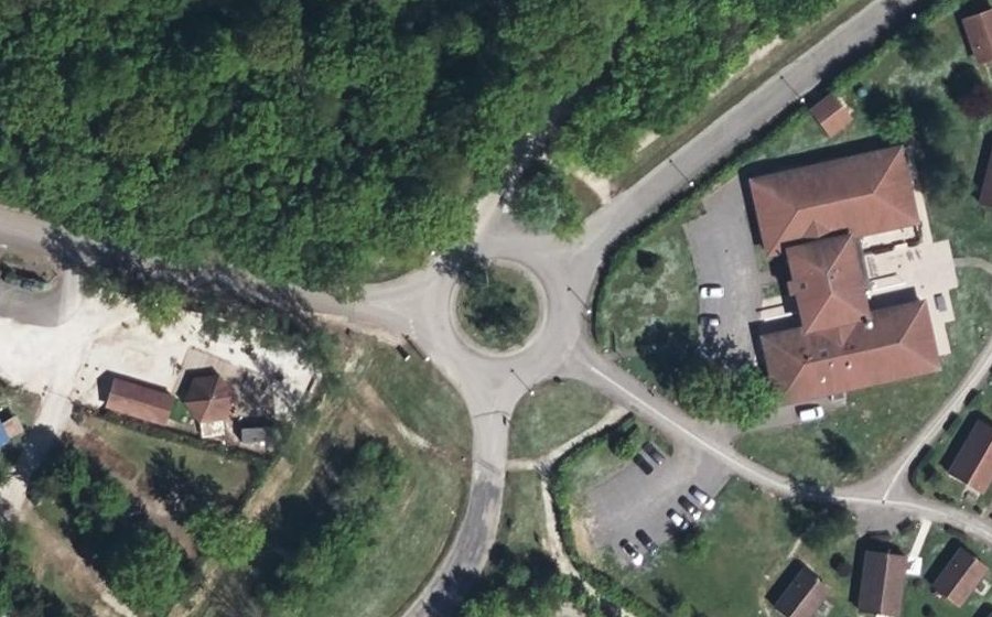 Vue aérienne du Rond-point anonyme n°175560146