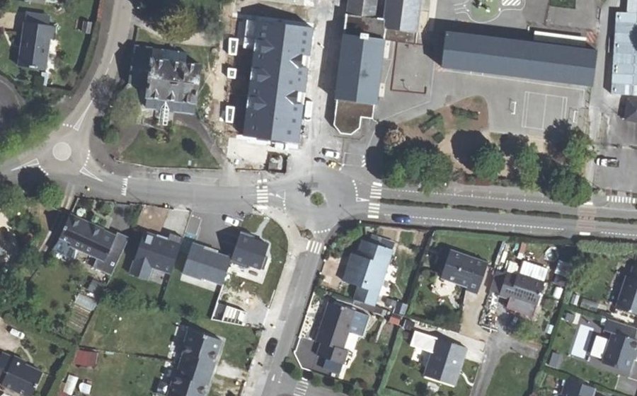 Vue aérienne du Rond-point anonyme n°175580121
