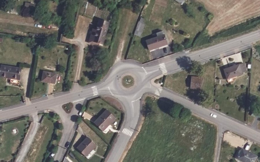 Vue aérienne du Rond-point anonyme n°175580403