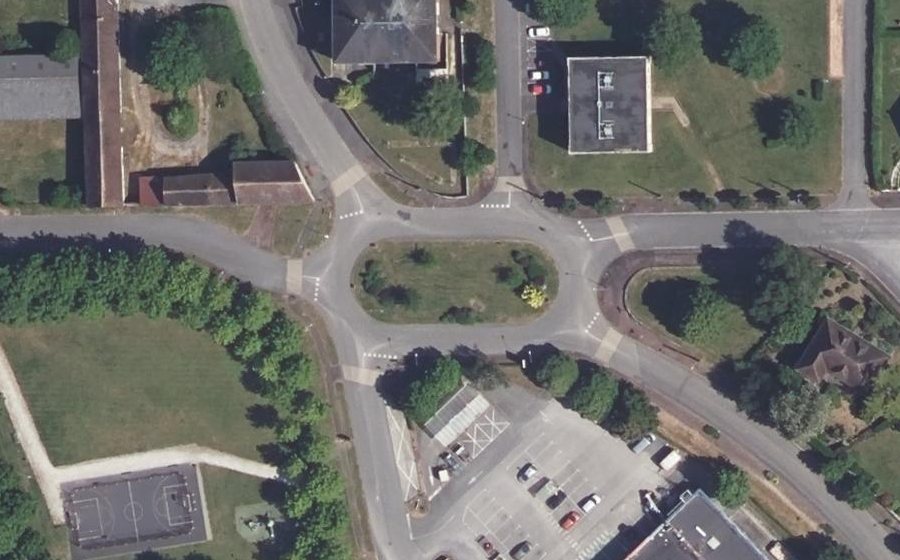 Vue aérienne du Rond-point anonyme n°175580405