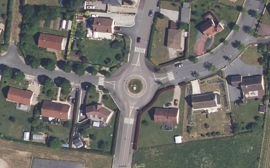 Vue aérienne du Rond-point anonyme n°175580426