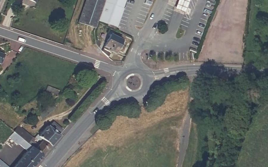 Vue aérienne du Rond-point anonyme n°175628745