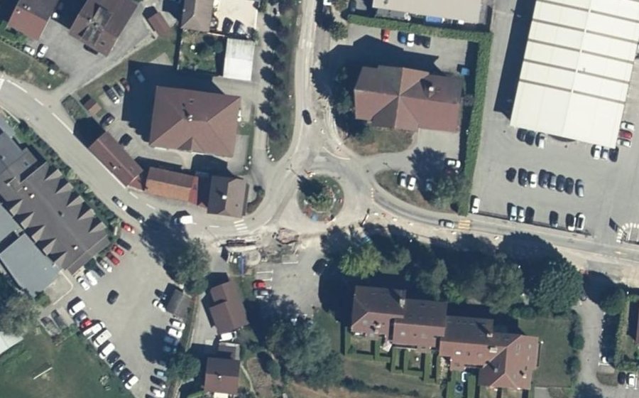 Vue aérienne du Rond-point anonyme n°175630485