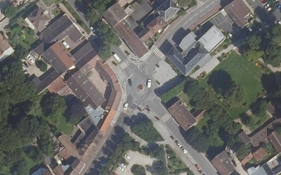Vue aérienne du Rond-point anonyme n°175636375