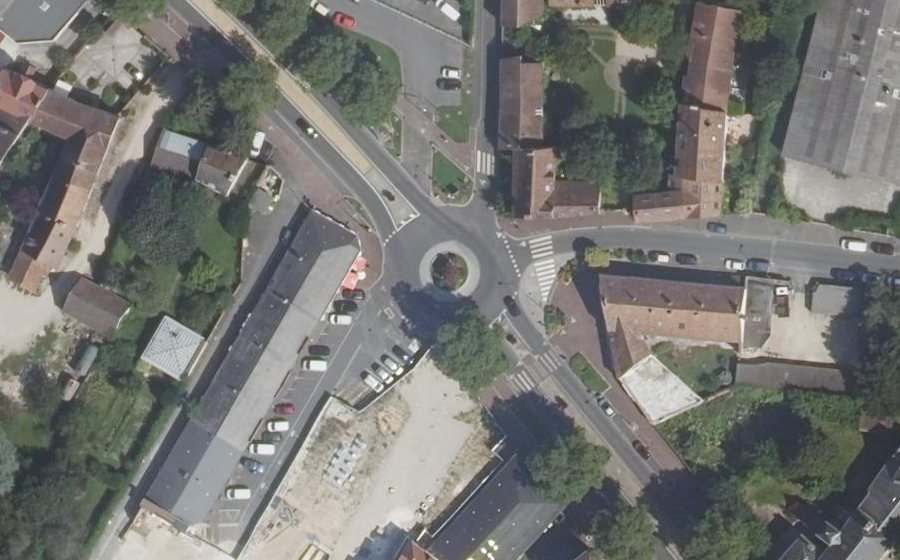 Vue aérienne du Rond-point anonyme n°175636376