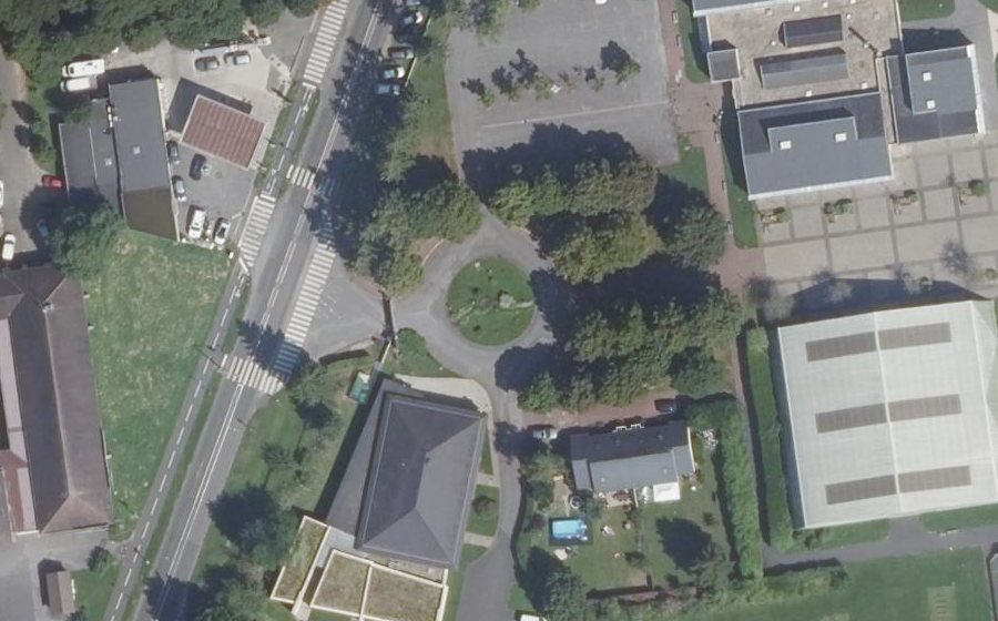Vue aérienne du Rond-point anonyme n°175660863