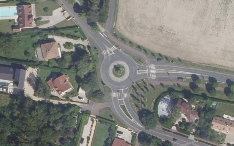 Vue aérienne du Rond-point anonyme n°175660864