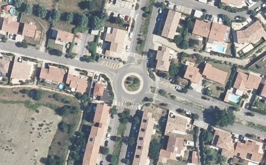 Vue aérienne du Rond-point anonyme n°175696396