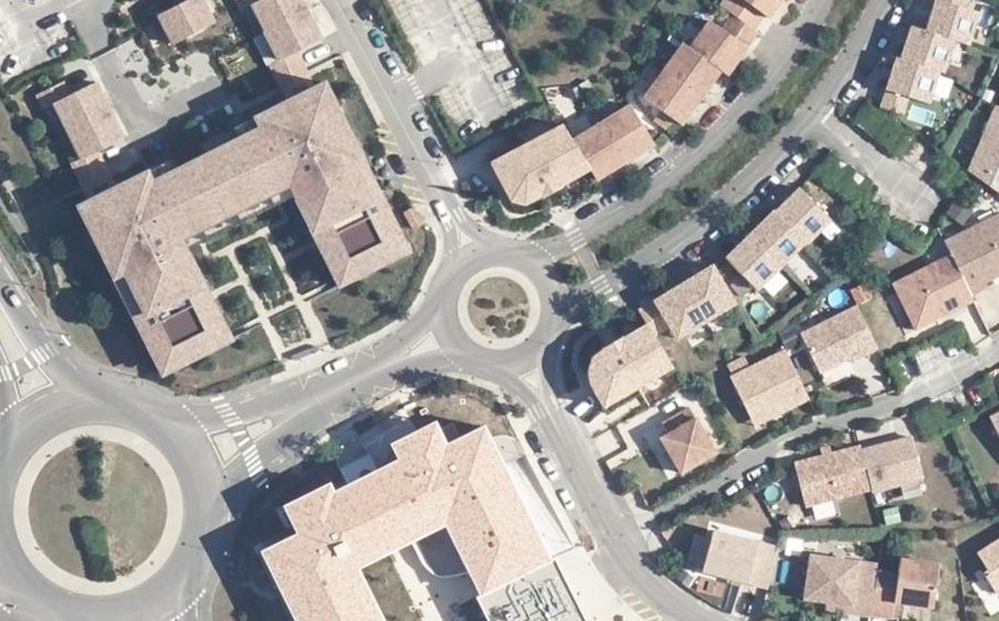 Vue aérienne du Rond-point anonyme n°175696397