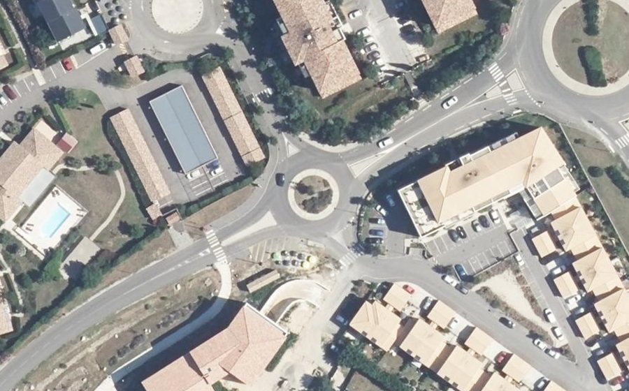 Vue aérienne du Rond-point anonyme n°175696398