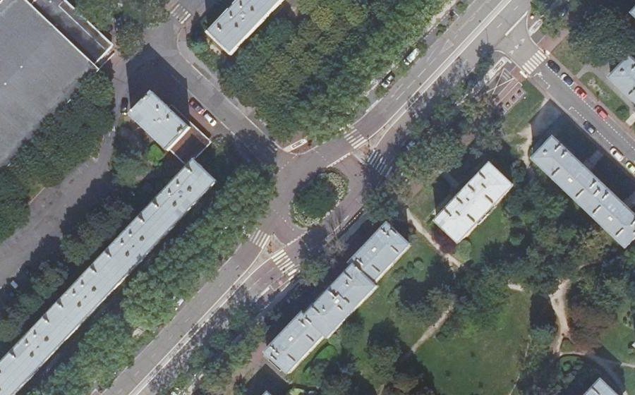 Vue aérienne du Rond-point anonyme n°175698375