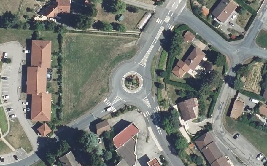 Vue aérienne du Rond-point anonyme n°175698402