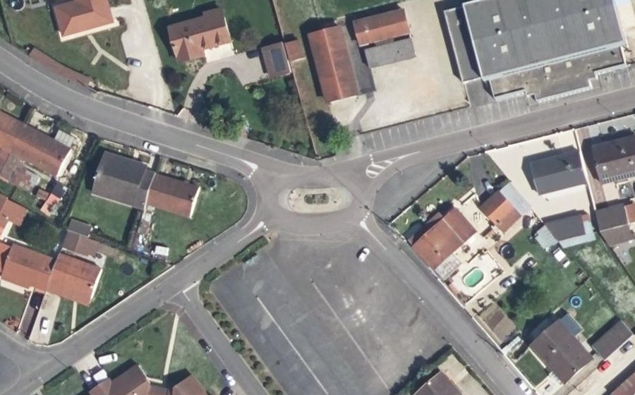 Vue aérienne du Rond-point anonyme n°175702519