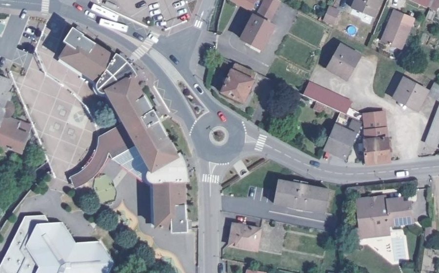 Vue aérienne du Rond-point anonyme n°175707537