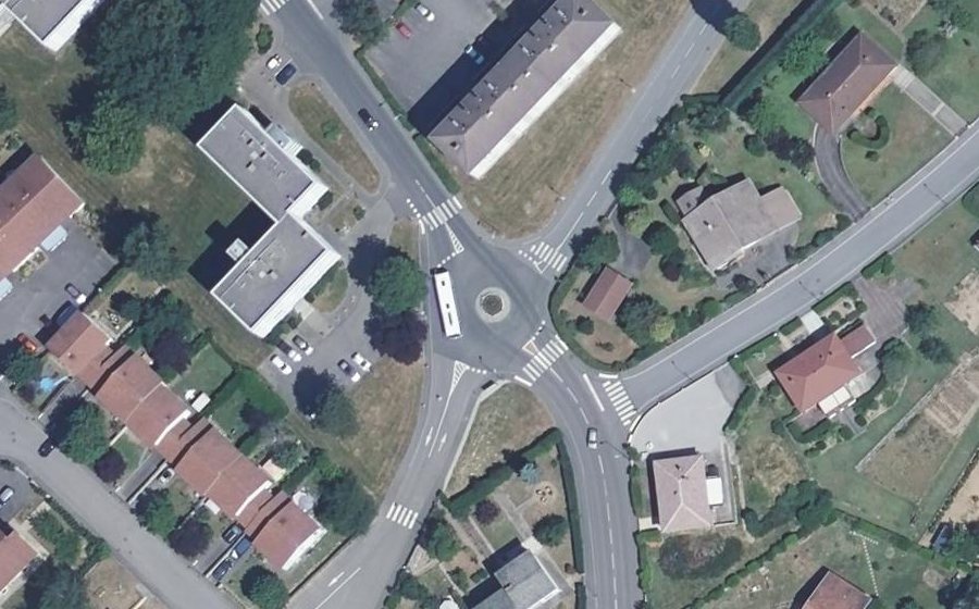 Vue aérienne du Rond-point anonyme n°175712405