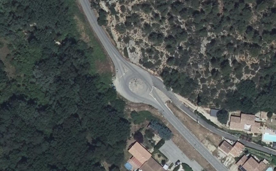 Vue aérienne du Rond-point anonyme n°175714422