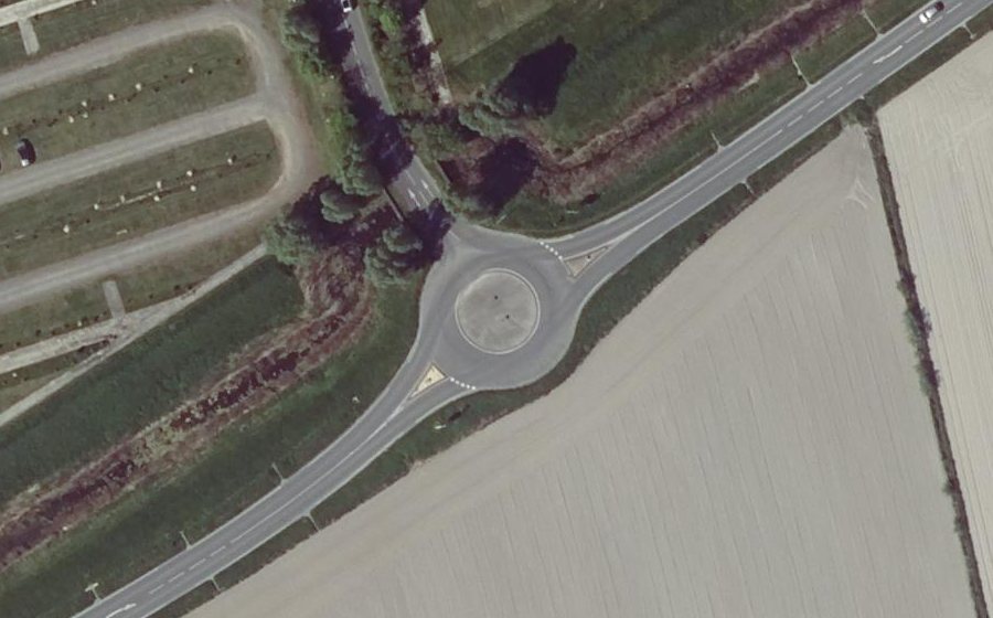 Vue aérienne du Rond-point anonyme n°175735955