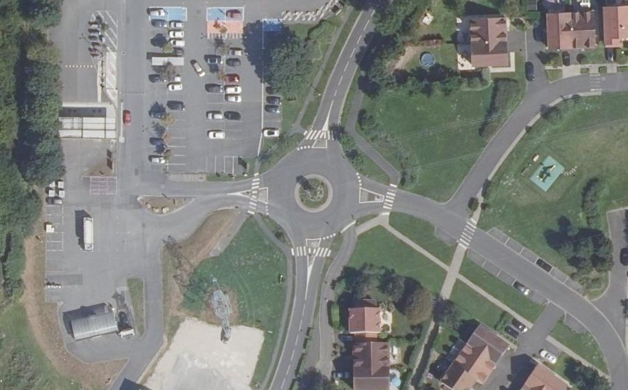 Vue aérienne du Rond-point anonyme n°175753766