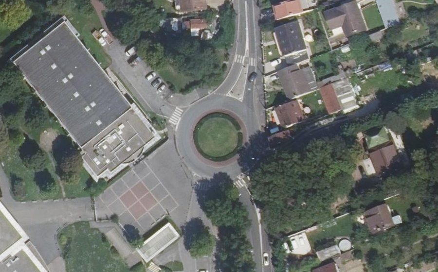 Vue aérienne du Rond-point anonyme n°175753775
