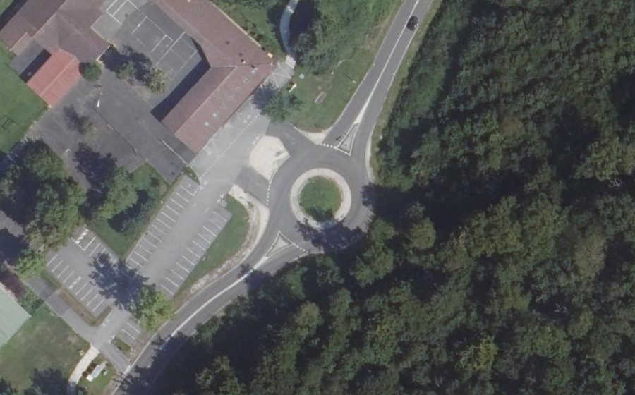 Vue aérienne du Rond-point anonyme n°175753926
