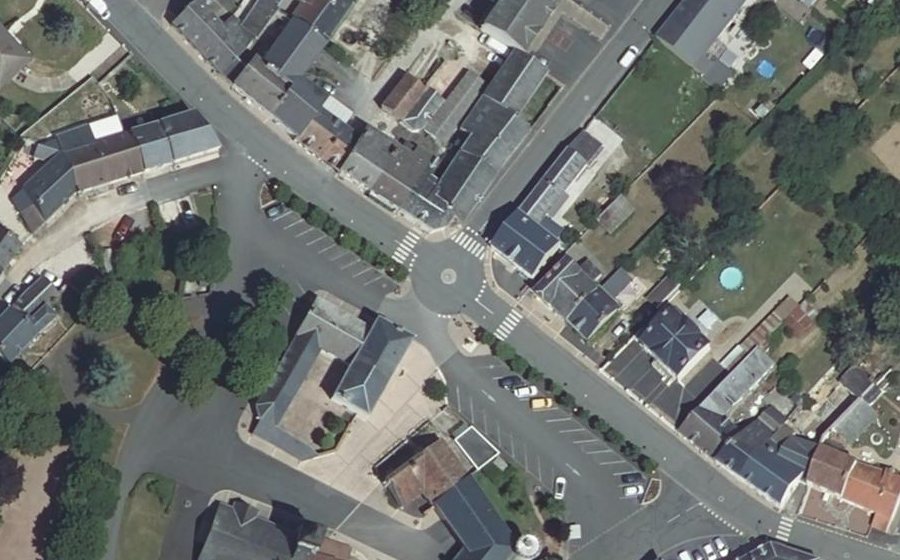Vue aérienne du Rond-point anonyme n°175755015