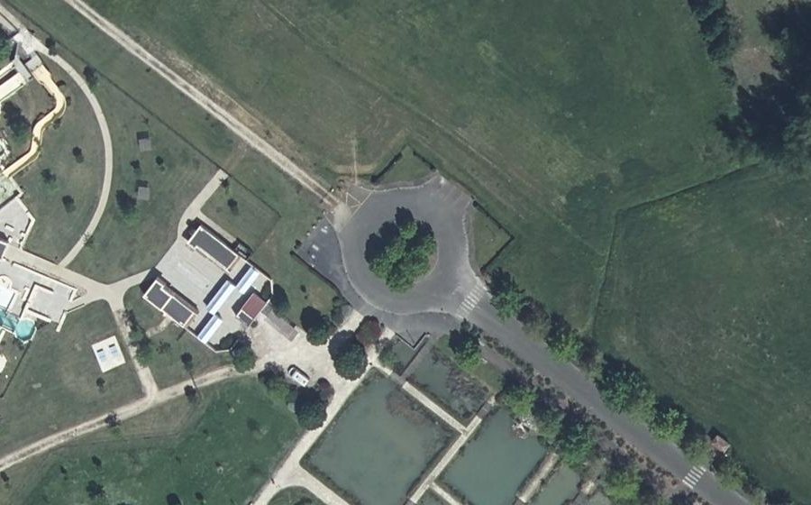 Vue aérienne du Rond-point anonyme n°175759822
