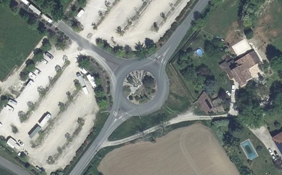 Vue aérienne du Rond-point anonyme n°175759823