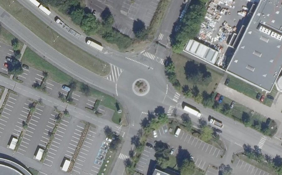 Vue aérienne du Rond-point anonyme n°175770578
