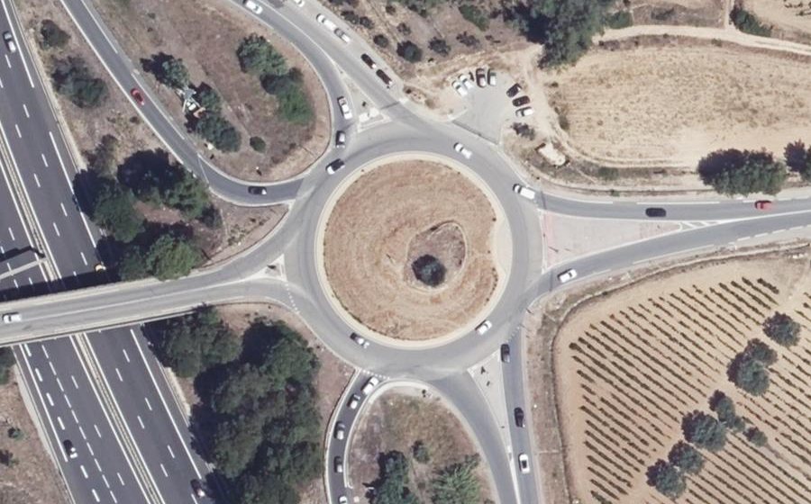 Vue aérienne du Rond-point anonyme n°175818446