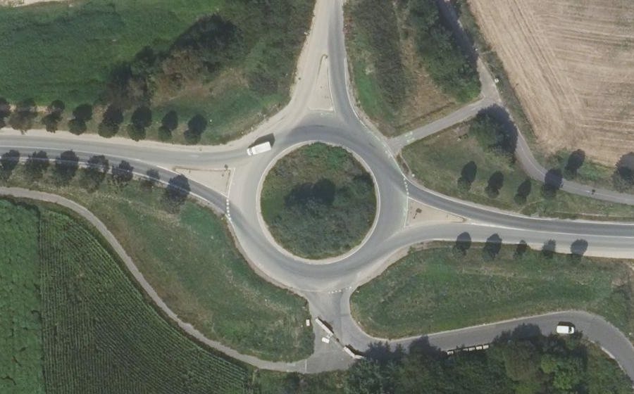 Vue aérienne du Rond-point anonyme n°175820623