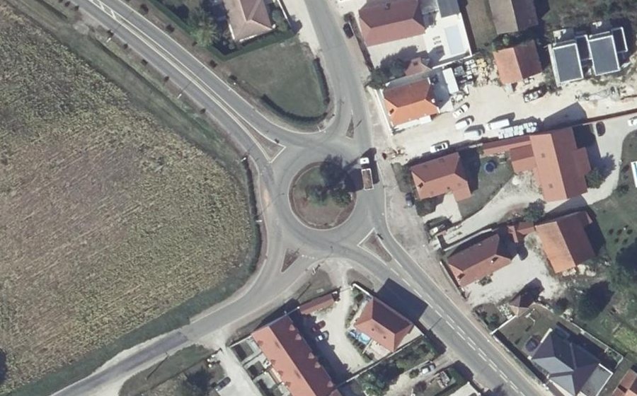 Vue aérienne du Rond-point anonyme n°175835872