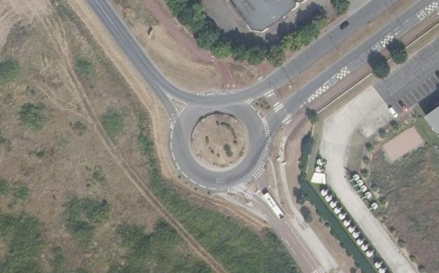 Vue aérienne du Rond-point anonyme n°175841440