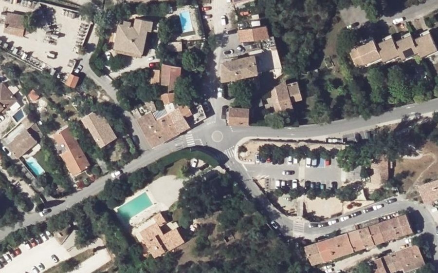 Vue aérienne du Rond-point anonyme n°175845330