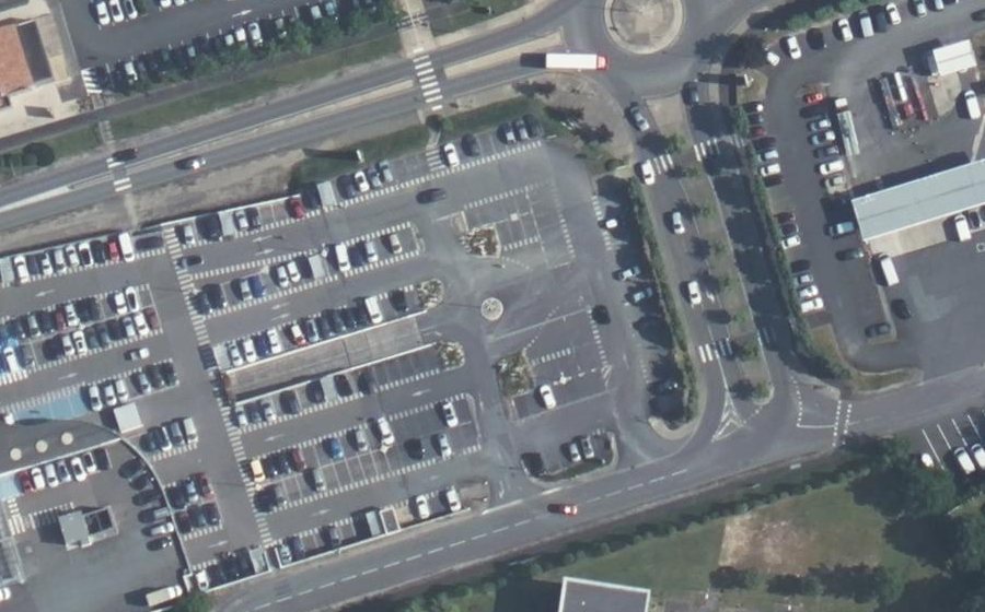Vue aérienne du Rond-point anonyme n°175846730