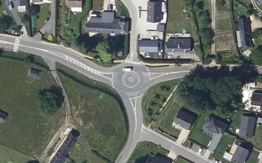 Vue aérienne du Rond-point anonyme n°175856690