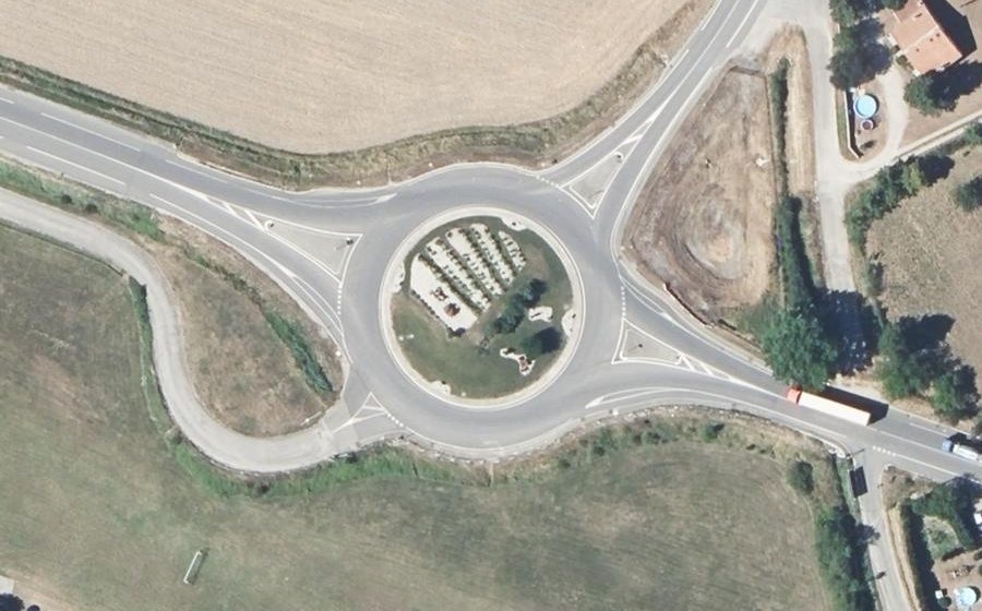 Vue aérienne du Rond-point anonyme n°175859893