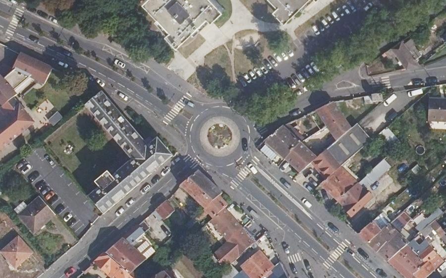 Vue aérienne du Rond-point anonyme n°175865491