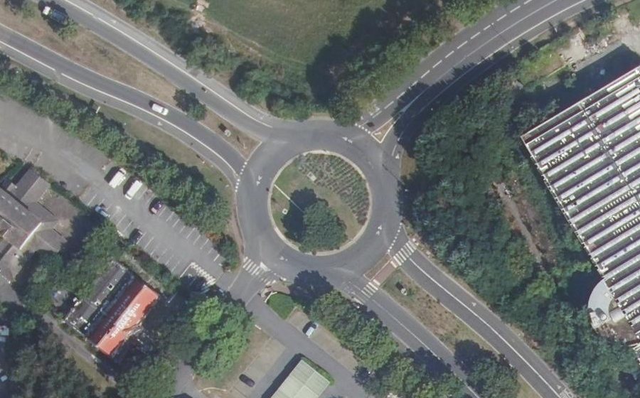 Vue aérienne du Rond-point anonyme n°175875220