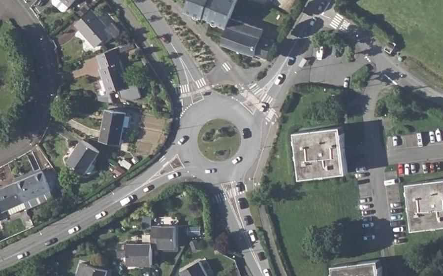 Vue aérienne du Rond-point anonyme n°175887475