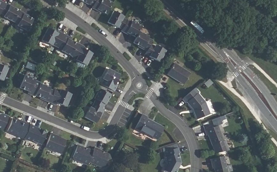 Vue aérienne du Rond-point anonyme n°175896289